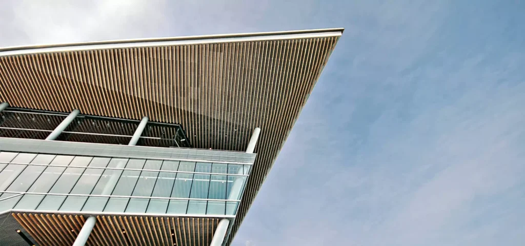 Un'insegnante presenta alla classe una schermata proiettata sullo schermo dell'aula