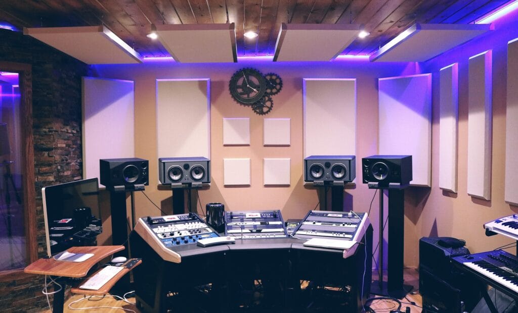 Uno studio di registrazione con console di missaggio, monitor da studio e tastiera