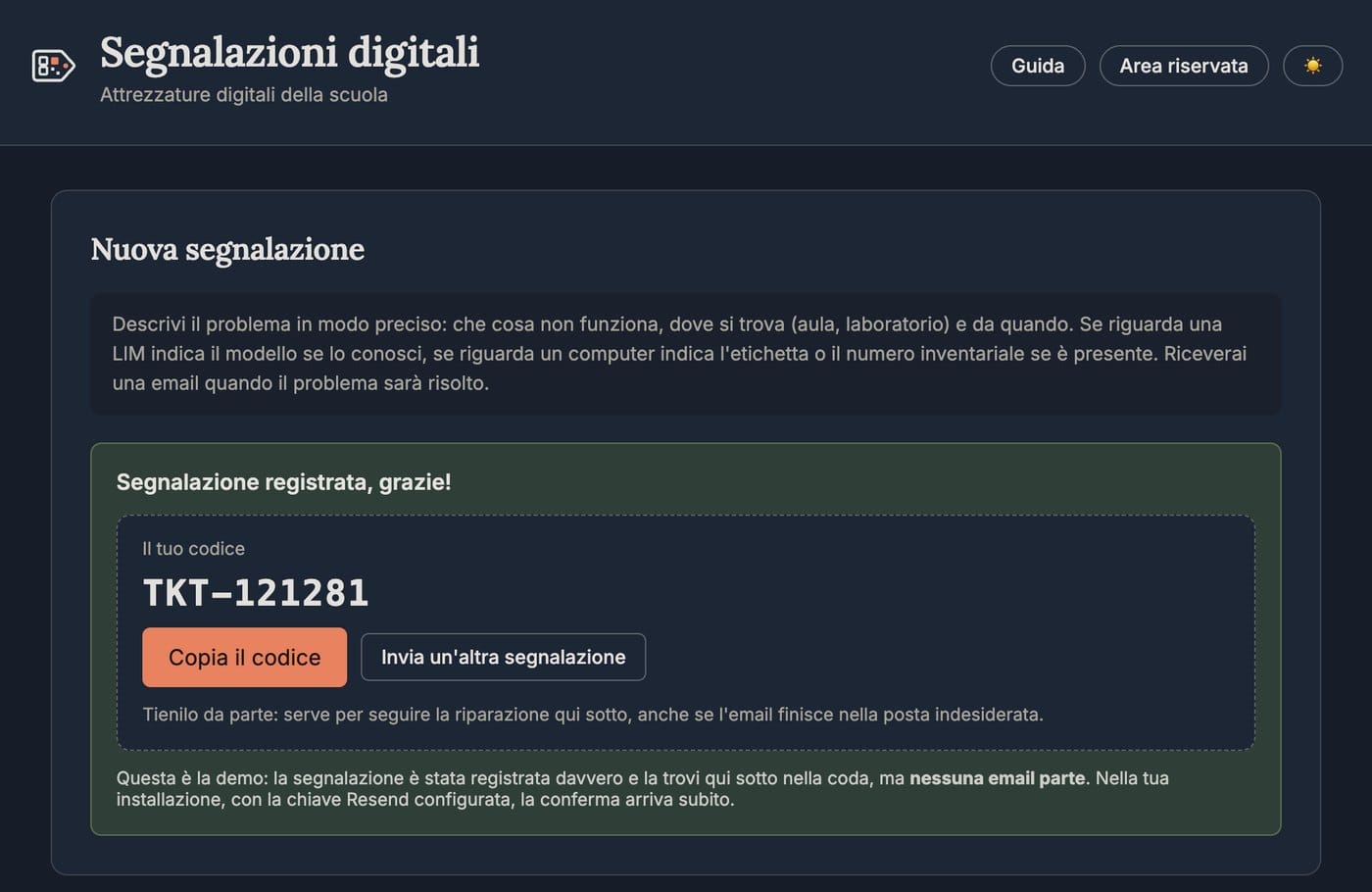 La conferma dopo l'invio della segnalazione, con il codice del ticket in grande e il tasto per copiarlo